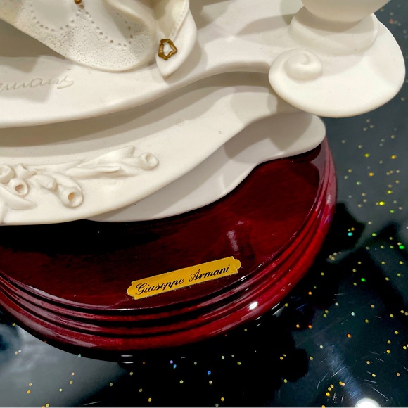 Giuseppe Armani Vintage Capodimonte Figurine " Bride on Balaustre" #0885F MINT - Picture 5 of 9